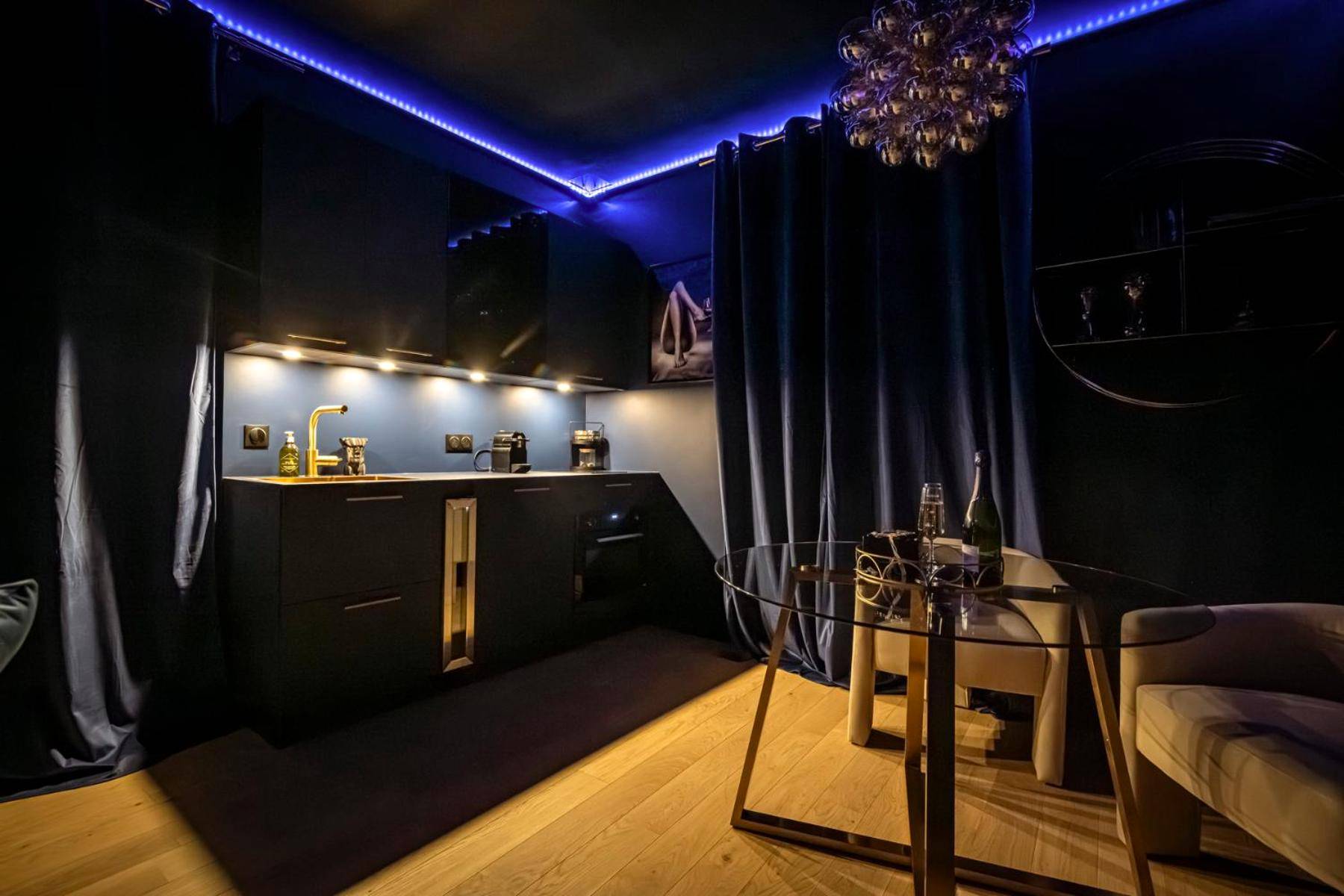 Cuisine équipée et coin repas design - Casa Love - Love Room