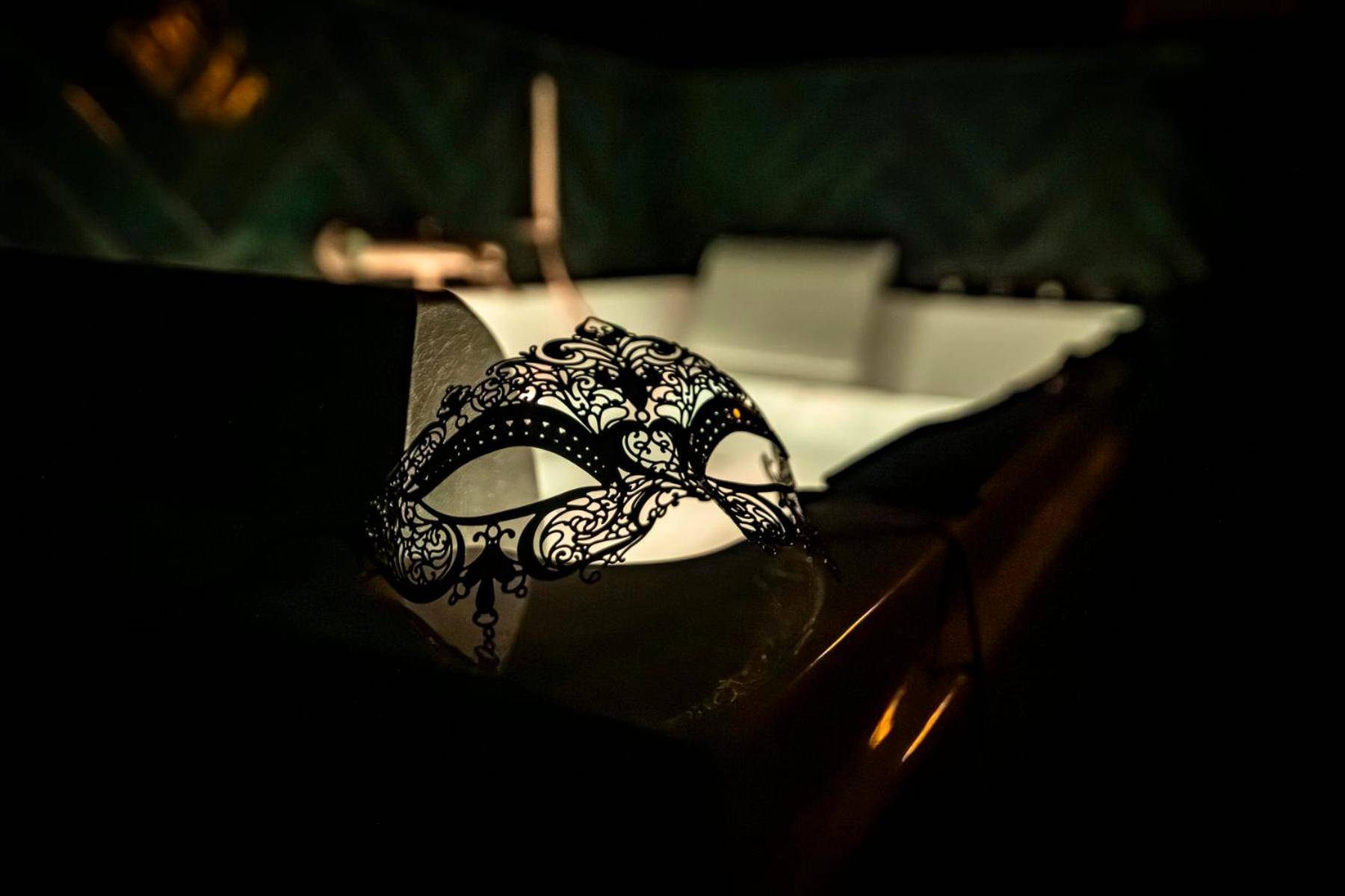 Masque vénitien posé au bord du jacuzzi - Casa Love - Love Room