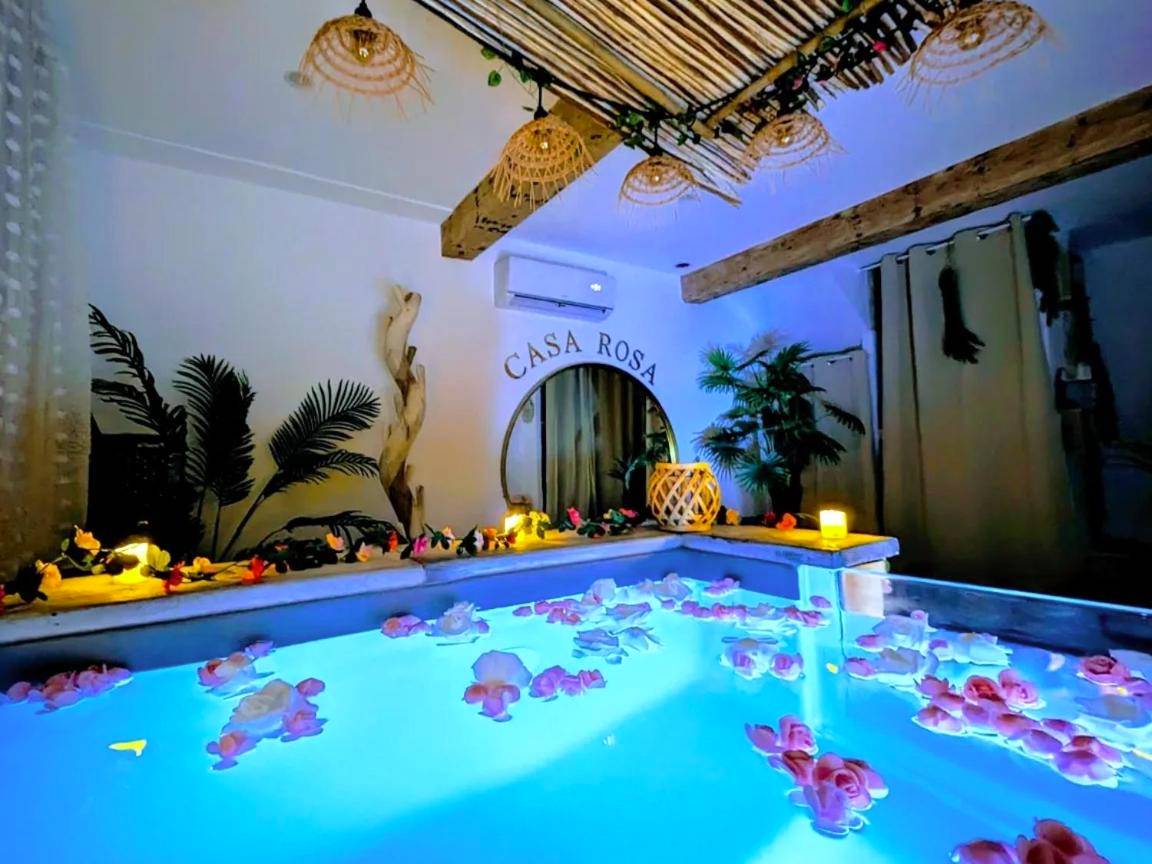 Jacuzzi avec pétales de fleurs et néons bleus - Love Room Ortaffa - CASA ROSA, Un petit Cocon Catalan