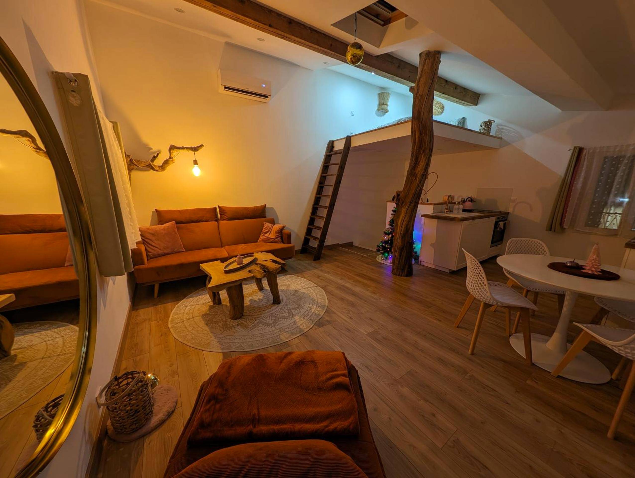 Salon chaleureux avec mezzanine et canapé ocre - CASA ROSA, Un petit Cocon Catalan