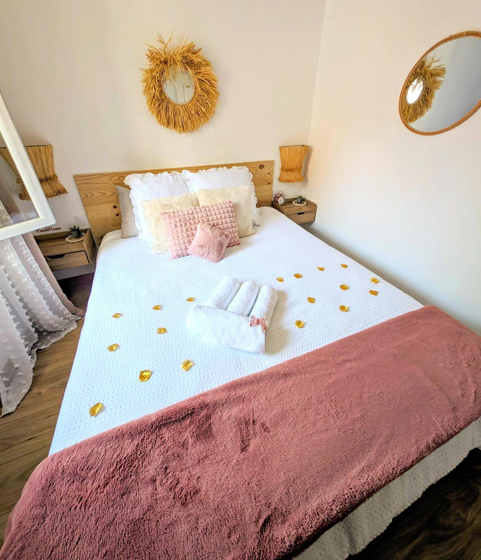 Lit double avec pétales dorés et miroirs soleil - CASA ROSA, Un petit Cocon Catalan
