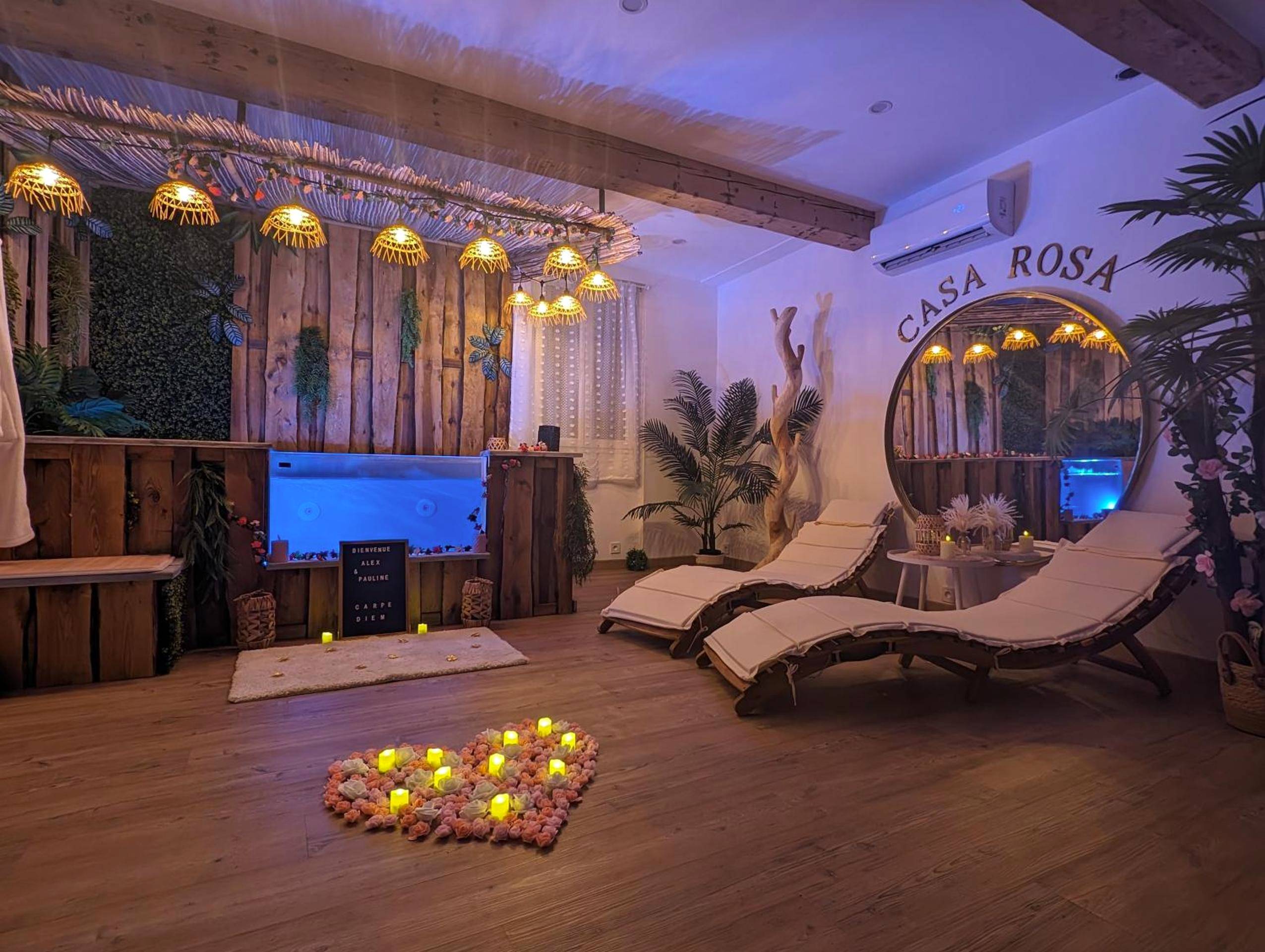 Espace détente avec transats et cœur lumineux - CASA ROSA, Un petit Cocon Catalan
