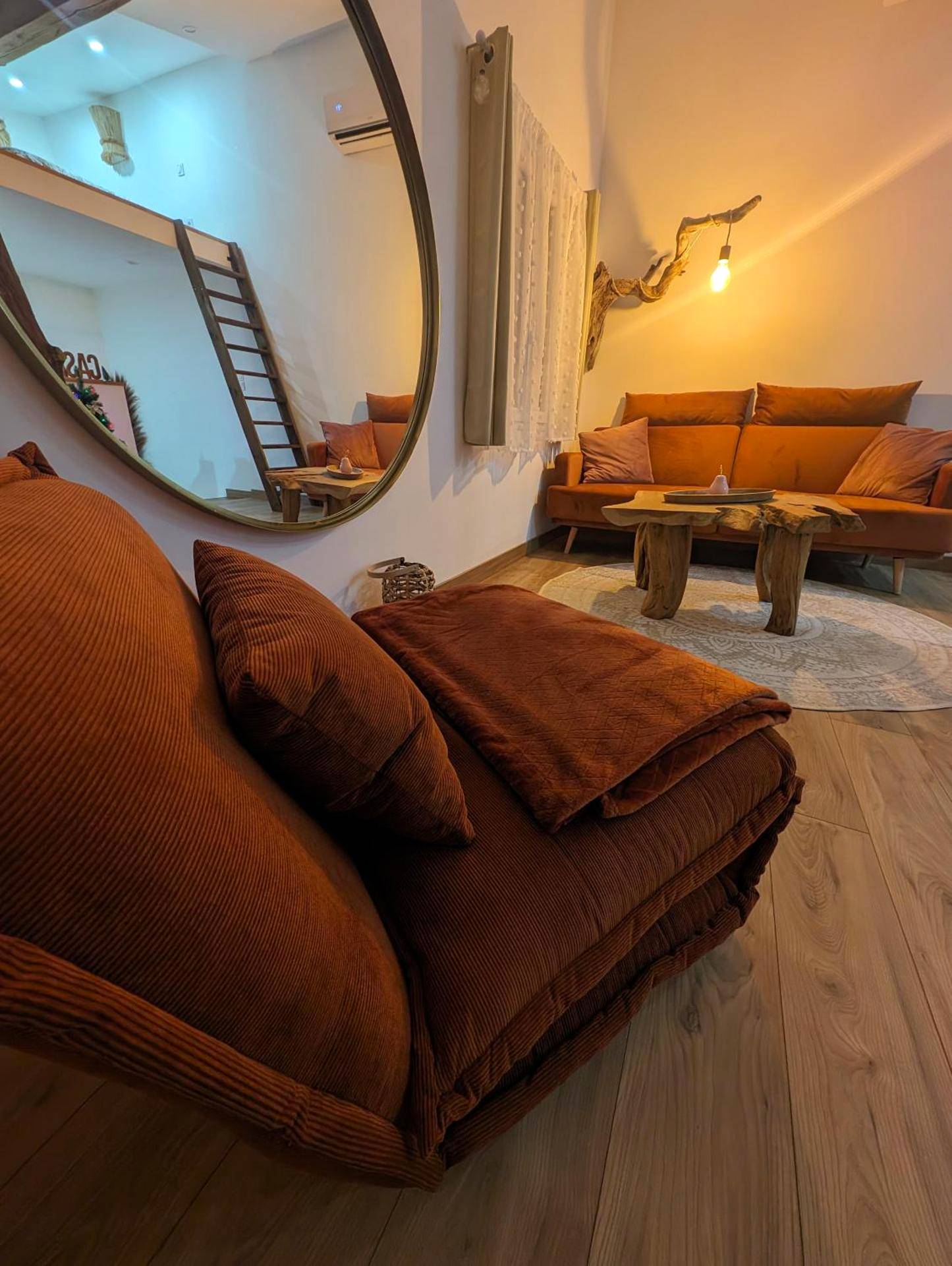 Fauteuil en velours côtelé et miroir rond - CASA ROSA, Un petit Cocon Catalan