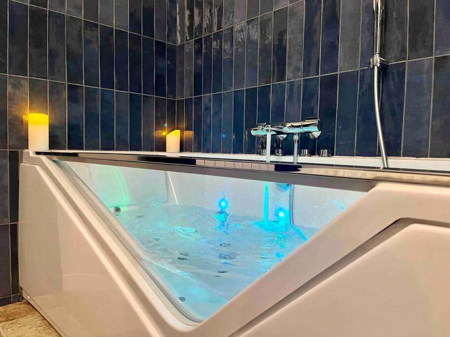 Baignoire balnéo avec parois vitrées et LED - Love Room Bourges - Maison balnéo centre - ville @casaberruyere