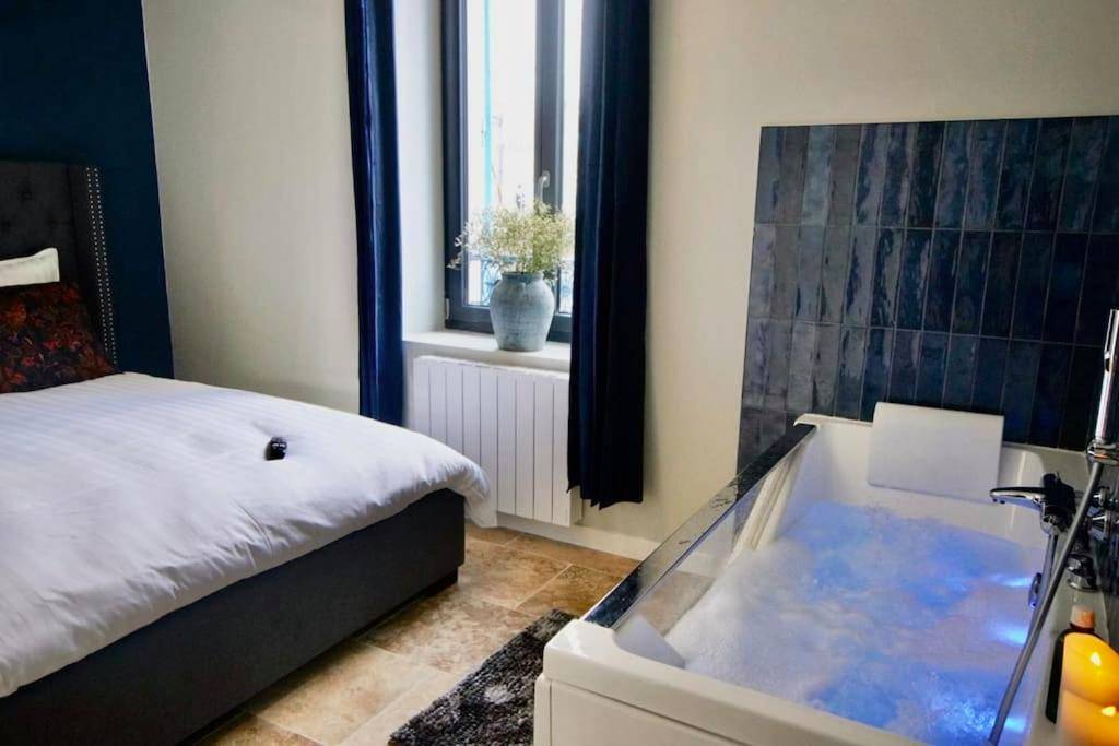 Suite avec lit double et jacuzzi privatif - Maison balnéo centre - ville @casaberruyere