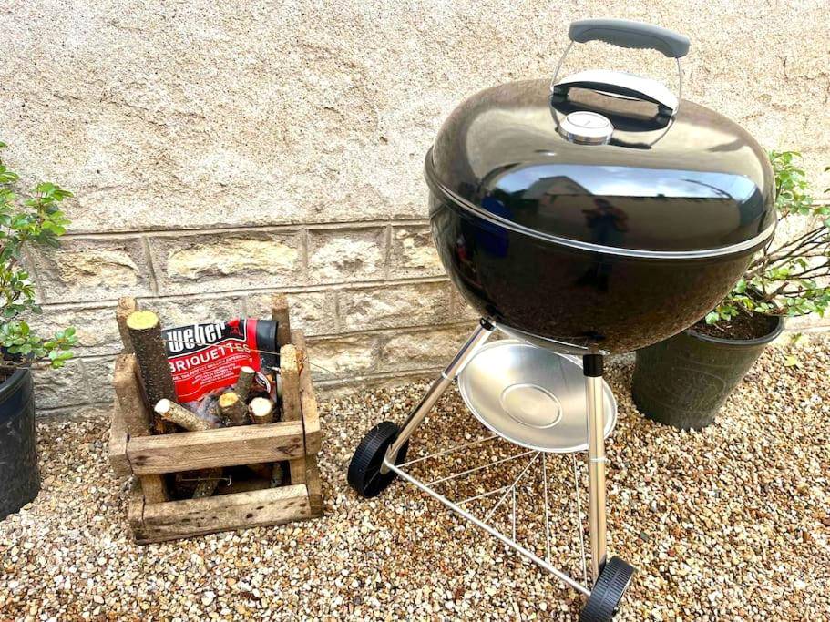 Barbecue Weber et bois sur terrasse en gravier - Maison balnéo centre - ville @casaberruyere