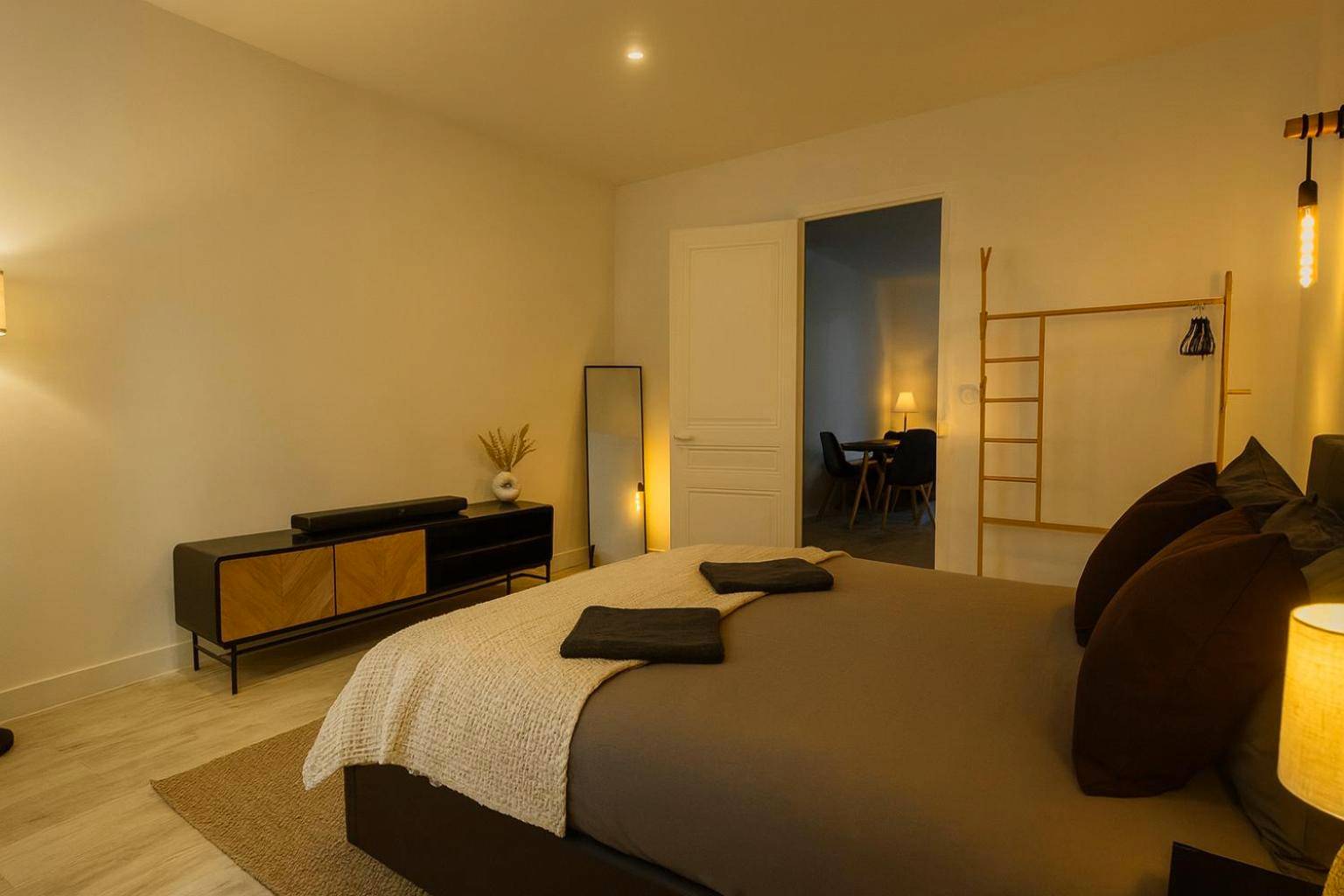 Lit double avec linge de maison et peignoirs - Cinéma & Jacuzzi aux Étoiles - CasaBianca Suite