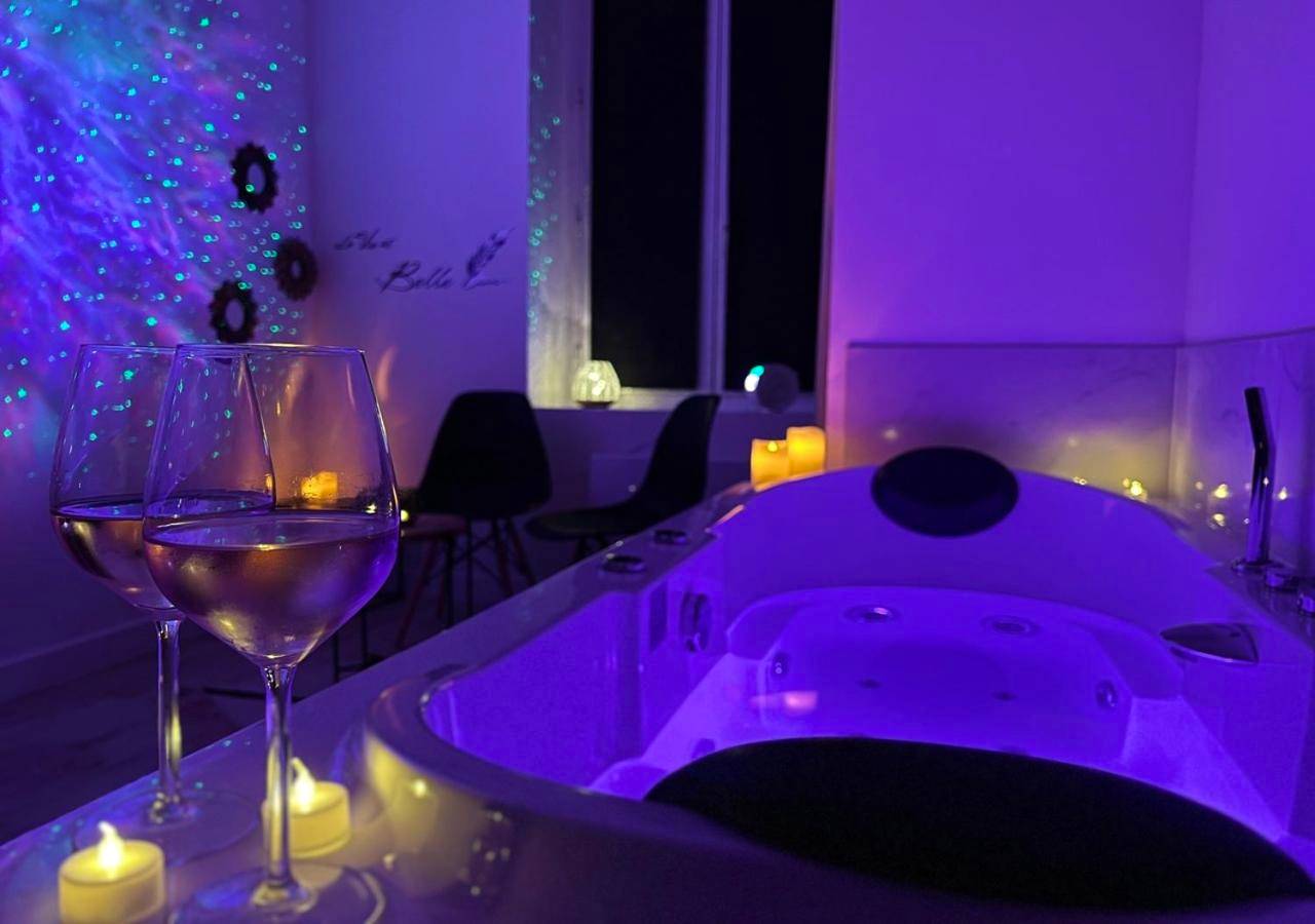 Photo du logement - Cinéma & Jacuzzi aux Étoiles - CasaBianca Suite - Saint - Étienne