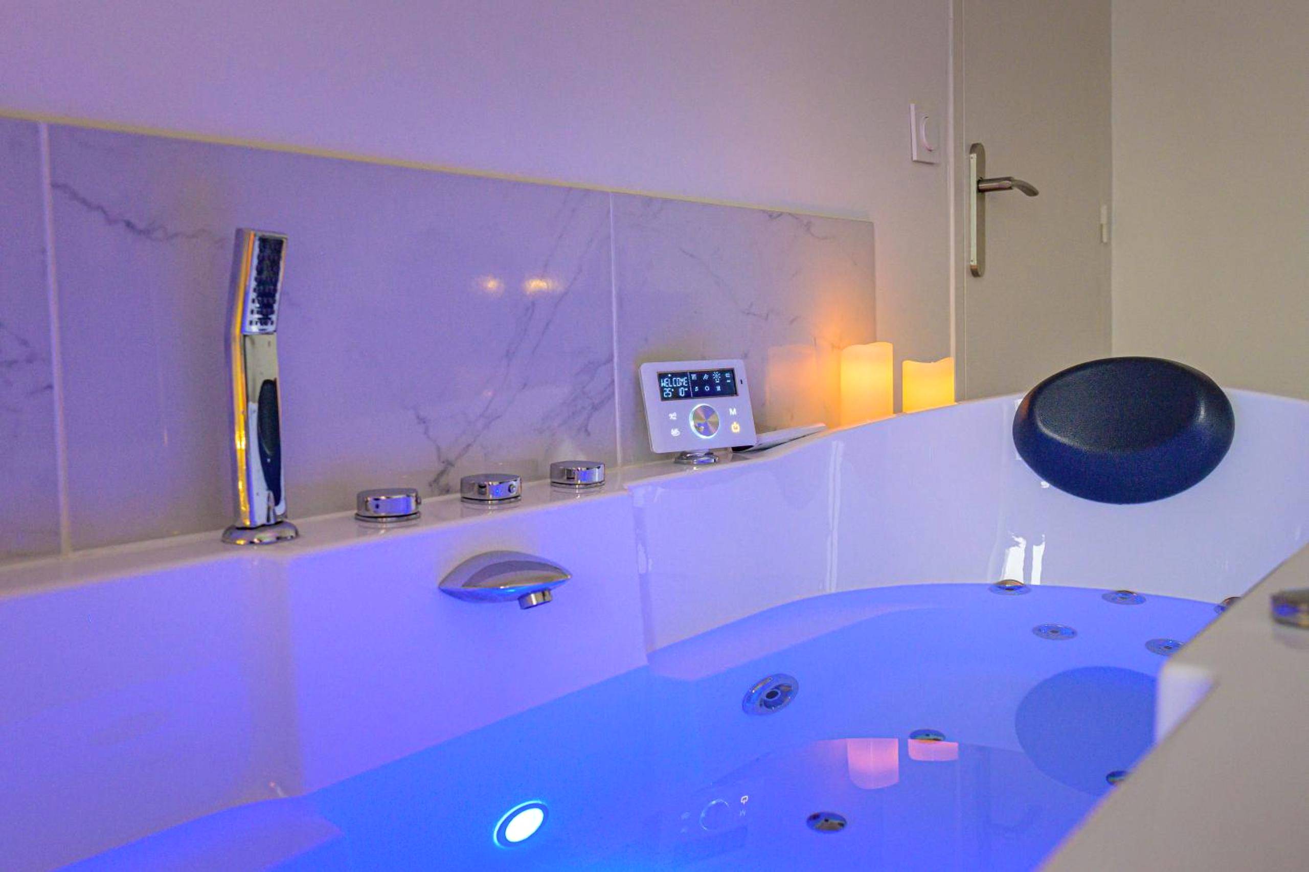 Photo du logement - Cinéma & Jacuzzi aux Étoiles - CasaBianca Suite