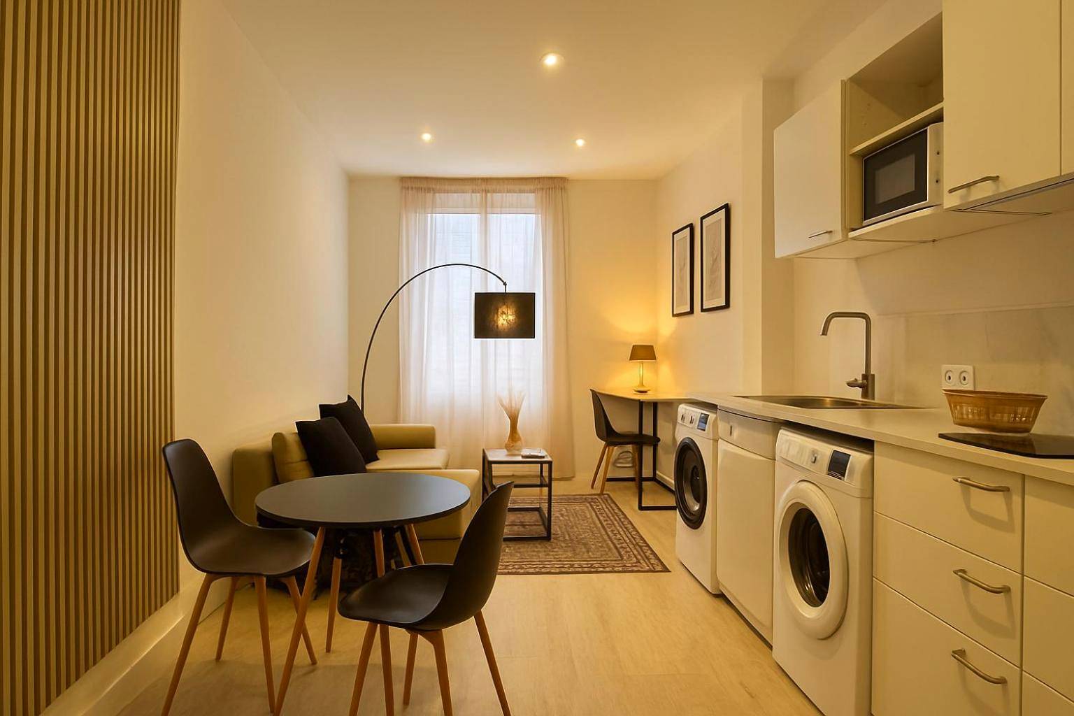 Espace salon et cuisine équipée moderne - Cinéma & Jacuzzi aux Étoiles - CasaBianca Suite