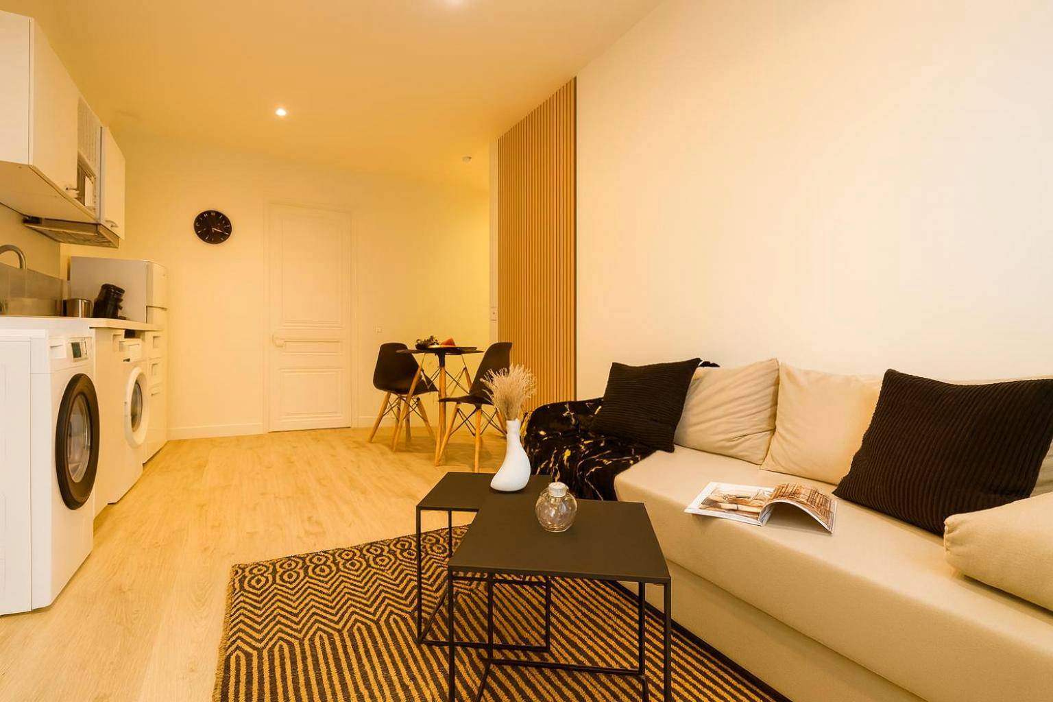 Canapé avec coussins et table basse design - Cinéma & Jacuzzi aux Étoiles - CasaBianca Suite