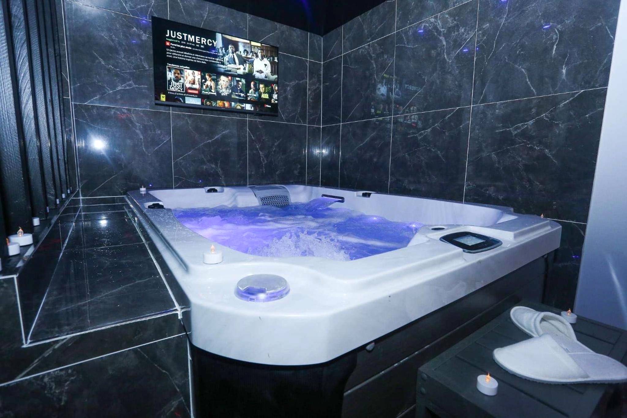 Jacuzzi privatif et écran plat sur mur de marbre - Love Room Épinay - sur - Seine - CasaLova