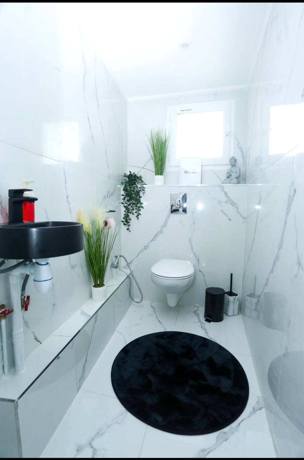 Toilettes modernes dans salle d'eau marbrée - CasaLova