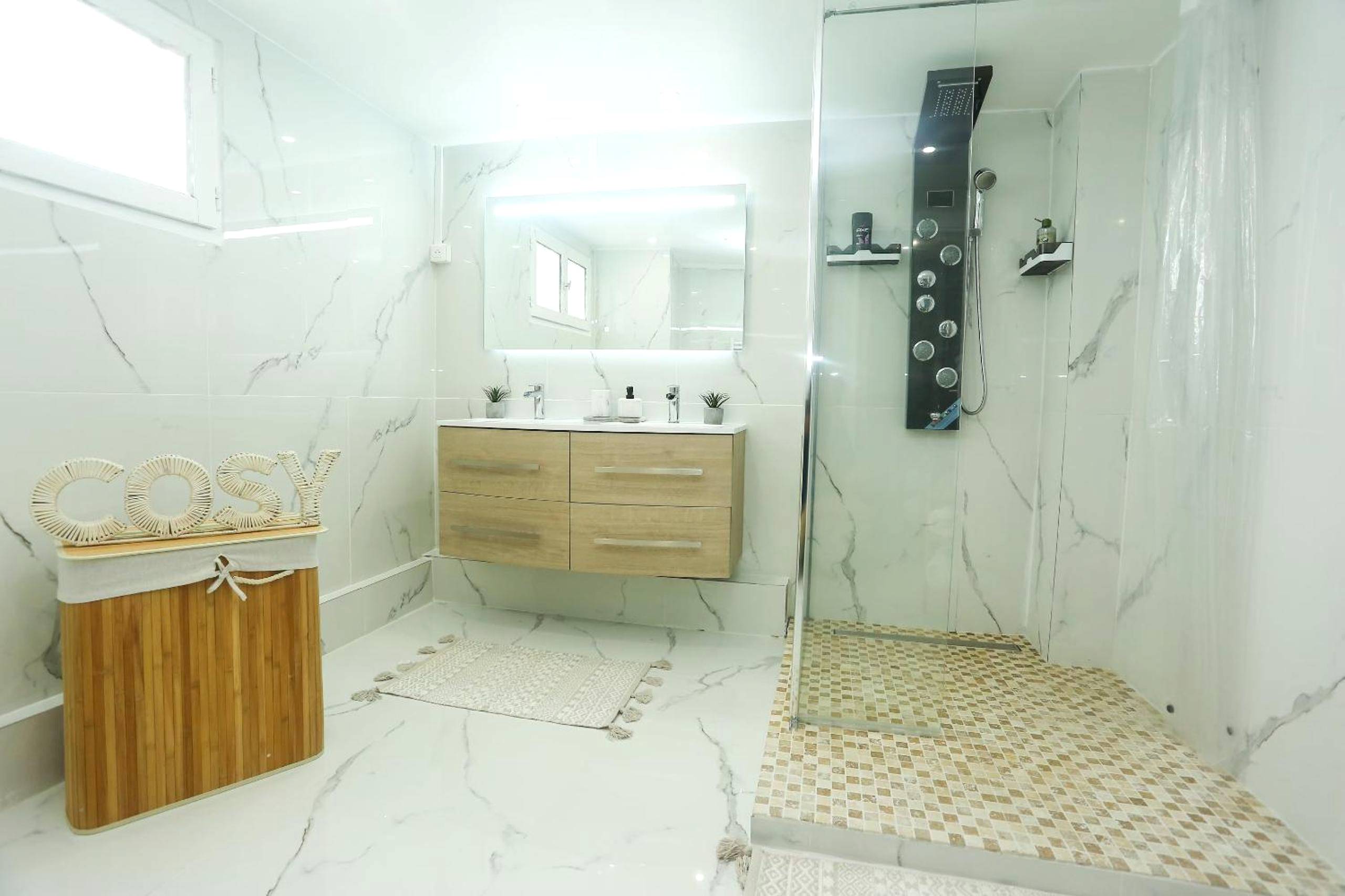 Douche à l'italienne et meuble double vasque - CasaLova