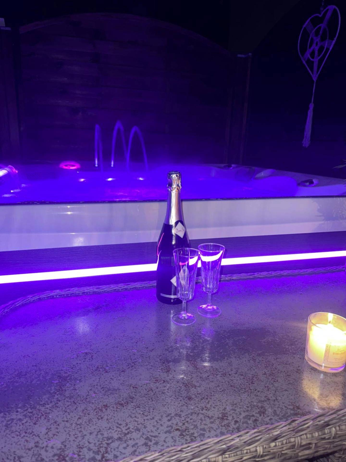 Jacuzzi privatif avec éclairage néon violet - Love Room Colmar - Gîte & Spa CASANOU