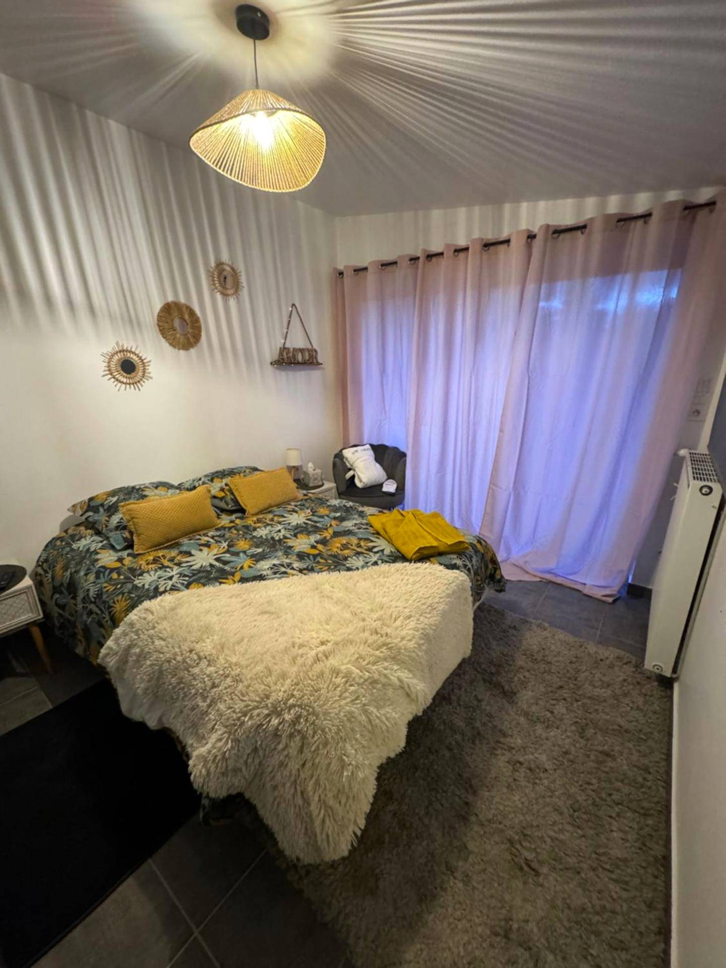Chambre avec lit double et rideaux roses - Gîte & Spa CASANOU