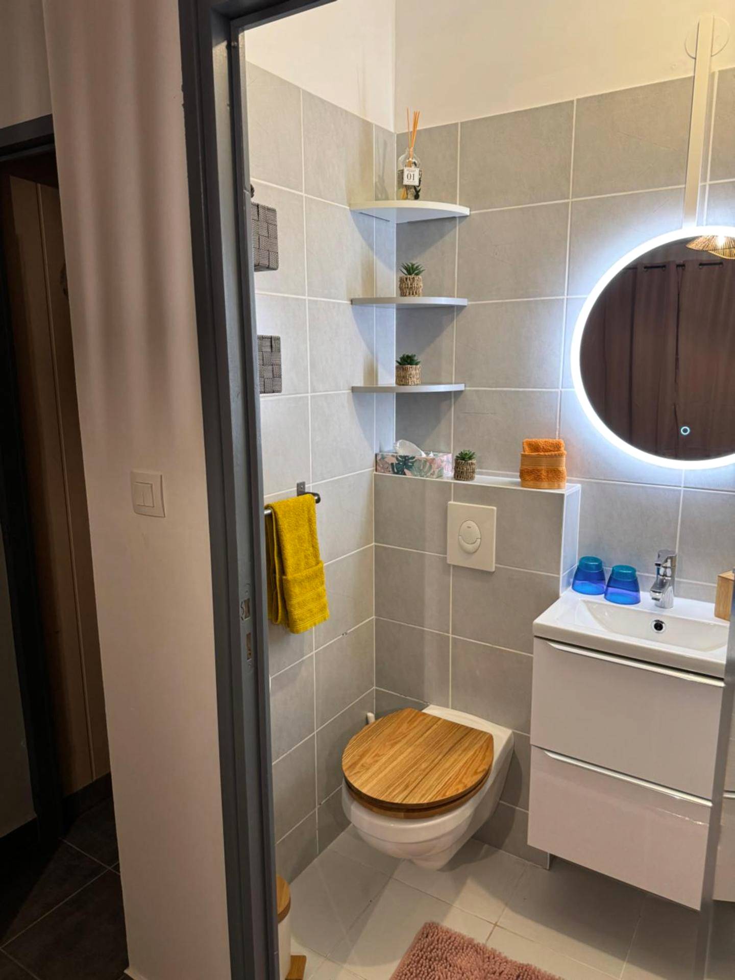 Salle d'eau moderne avec miroir LED circulaire - Gîte & Spa CASANOU