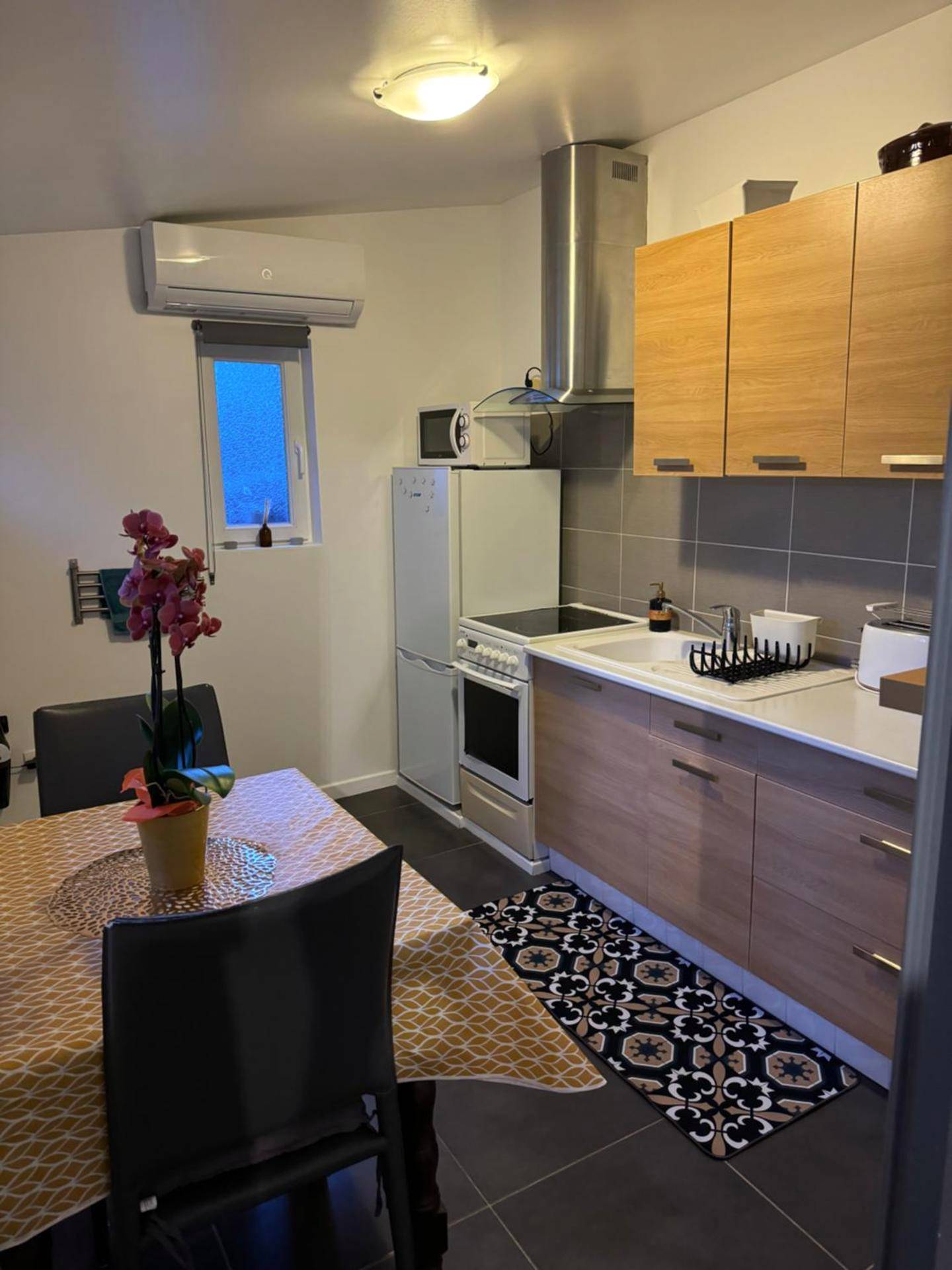 Cuisine équipée avec coin repas - Gîte & Spa CASANOU