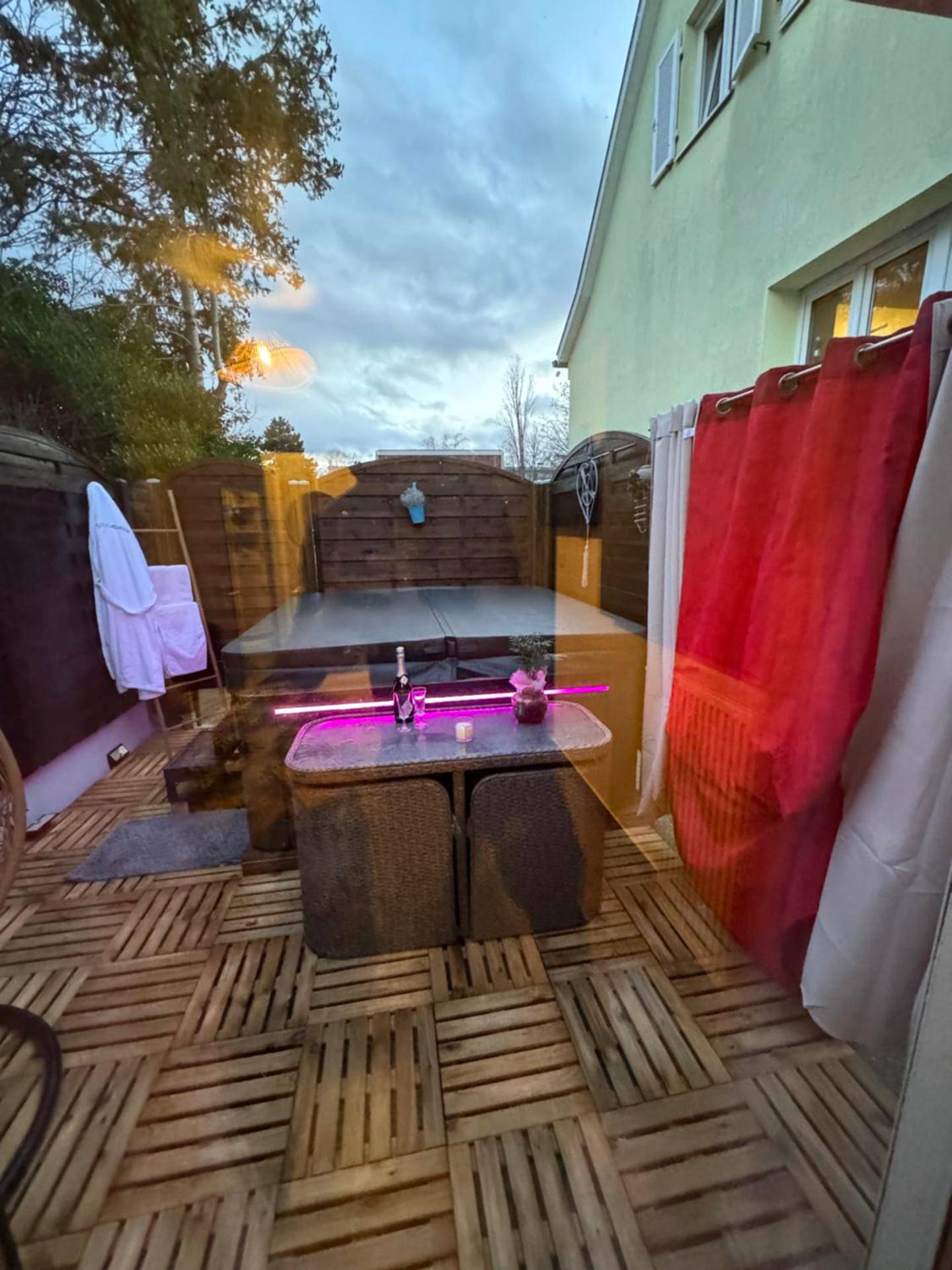 Terrasse en bois avec jacuzzi et salon de jardin - Gîte & Spa CASANOU