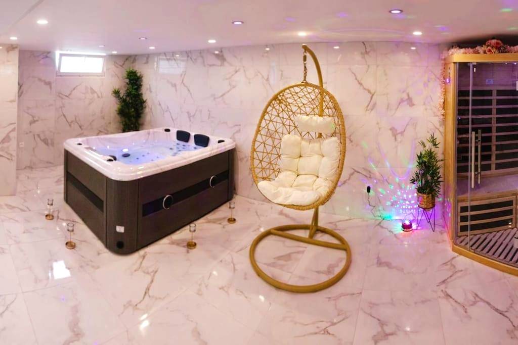 Jacuzzi privatif et fauteuil suspendu - Love Room Sotteville - lès - Rouen - Casa Relax spa