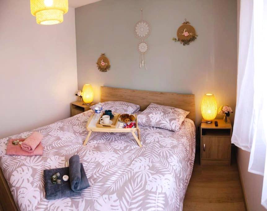 Chambre avec plateau petit - déjeuner sur le lit - Casa Relax spa
