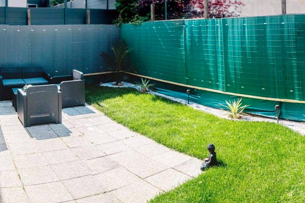 Terrasse aménagée avec petit jardin privé - Casa Relax spa