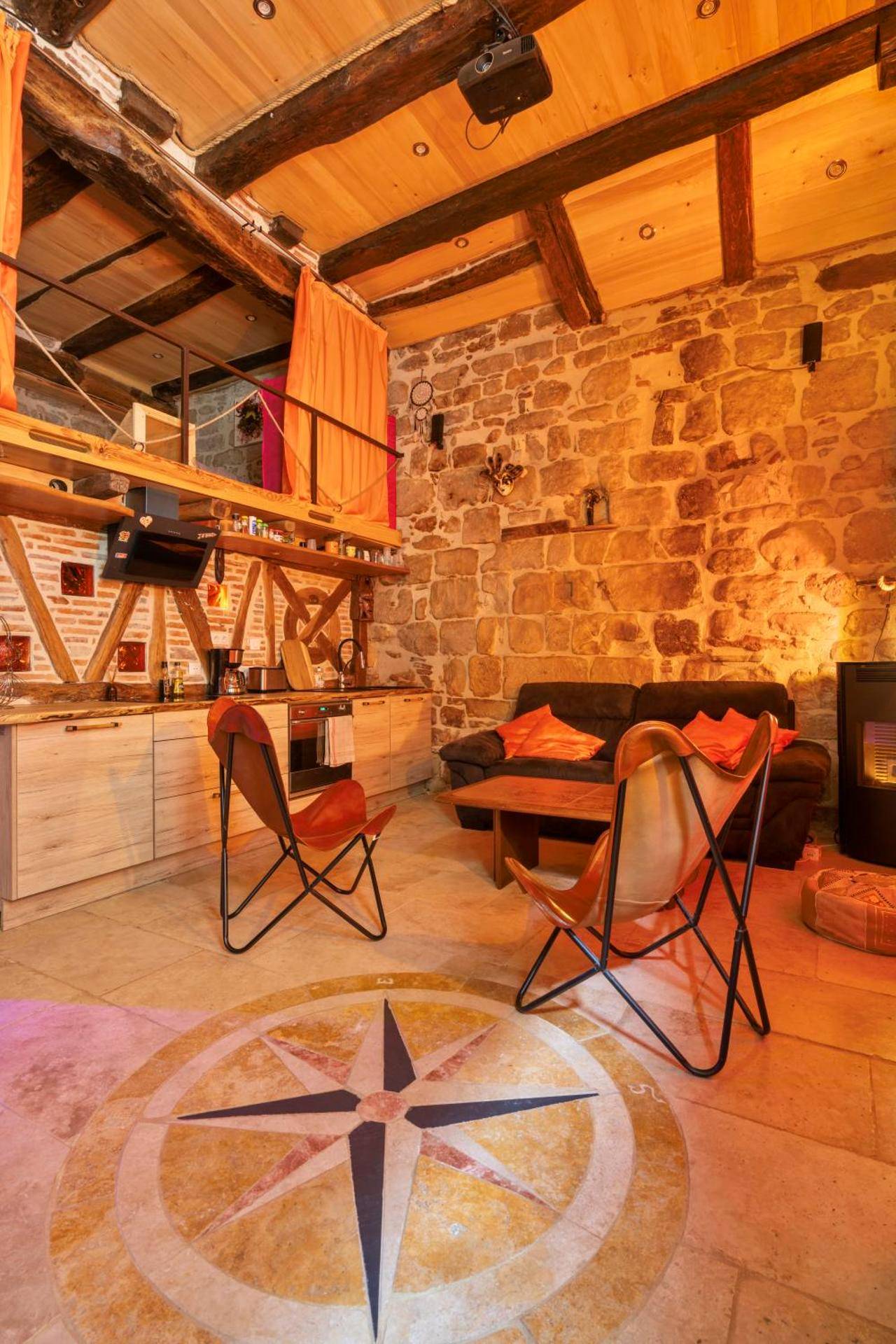 Séjour avec rose des vents au sol et canapé - Cassiopée