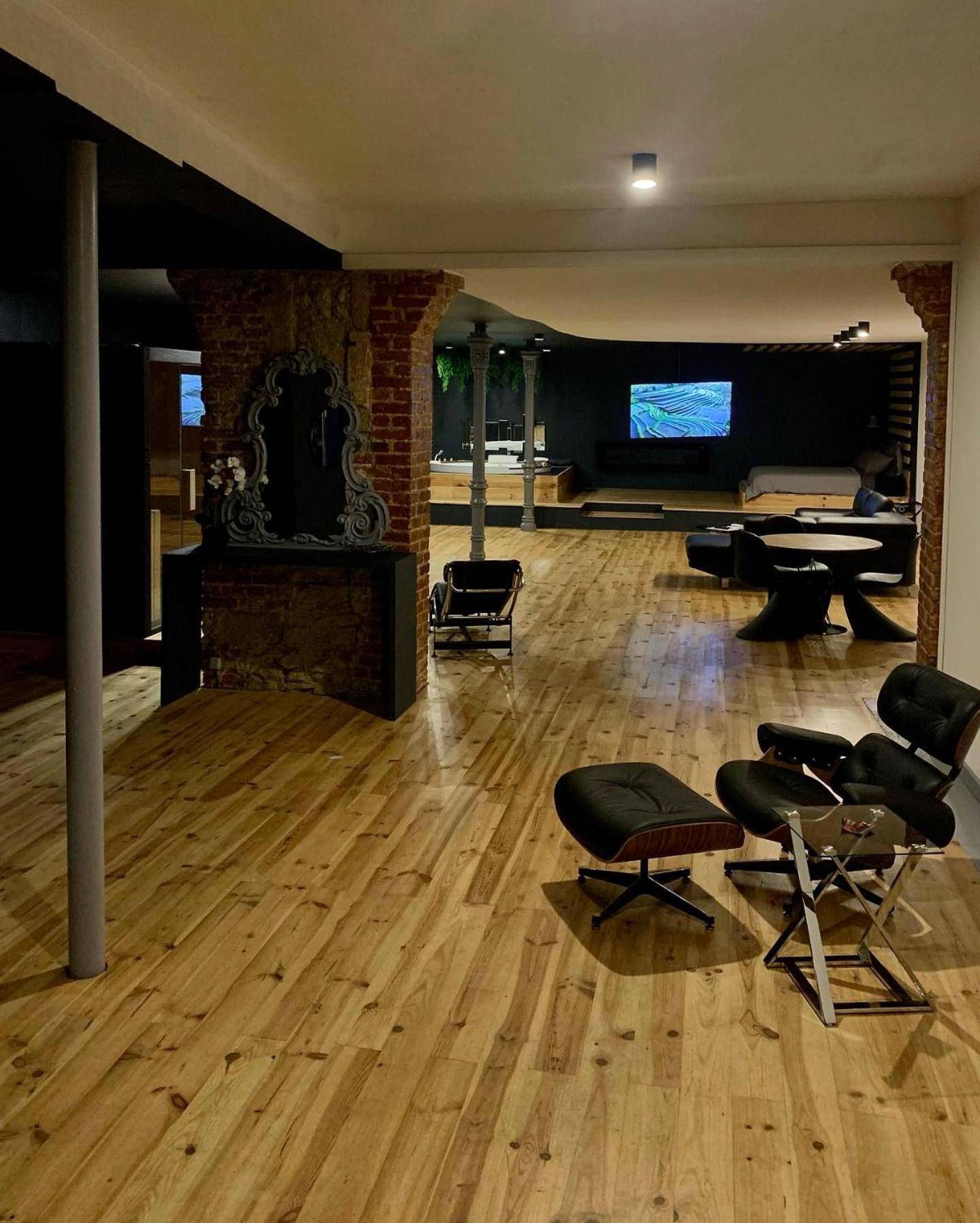 Espace de vie ouvert avec parquet et briques - LOVEROOM METZ CATHEDRALE