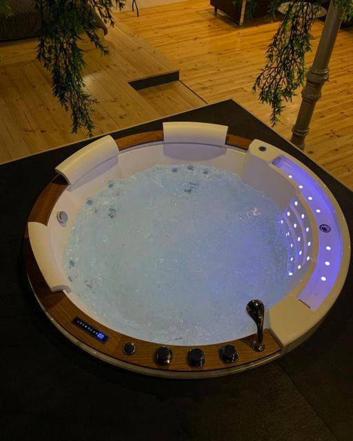 Jacuzzi rond avec éclairage LED bleu - LOVEROOM METZ CATHEDRALE