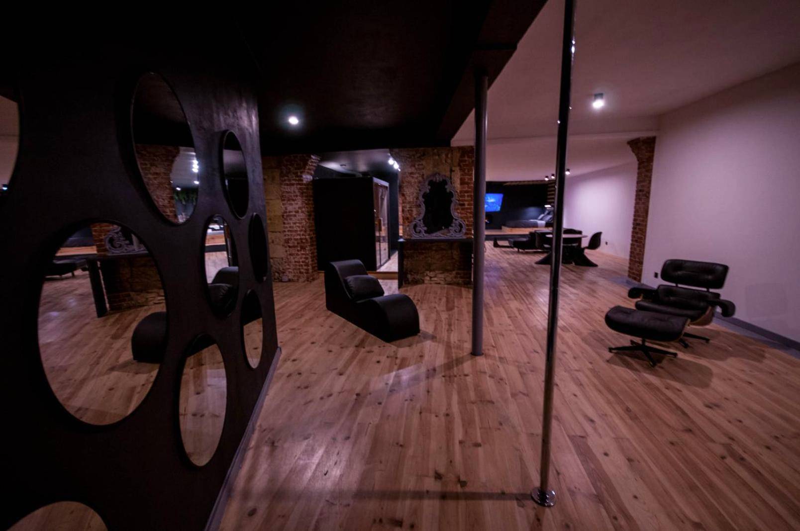 Barre de pole dance et fauteuil tantra - LOVEROOM METZ CATHEDRALE