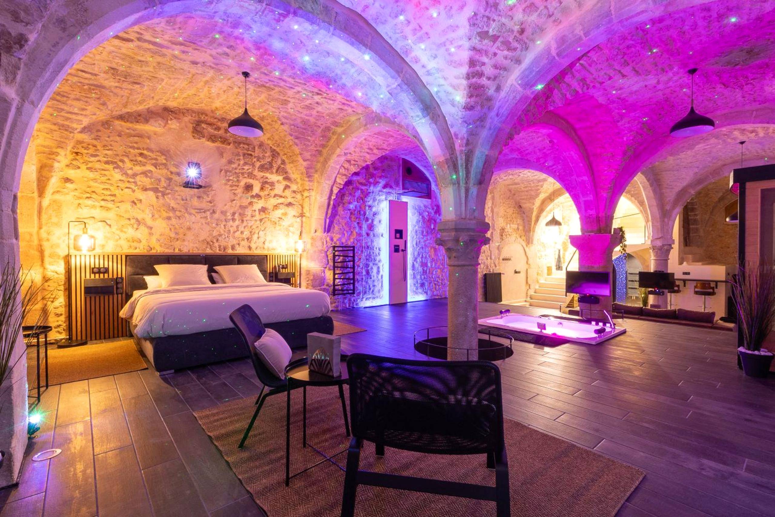 Suite voûtée en pierre avec lit et jacuzzi - Love Room Auxerre - Cave privatif by XELA