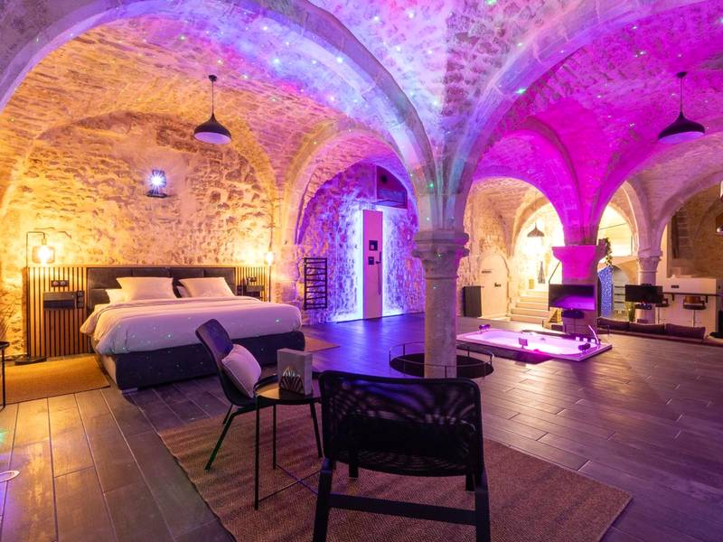 Suite voûtée en pierre avec lit et jacuzzi - Love Room Auxerre - Cave privatif by XELA