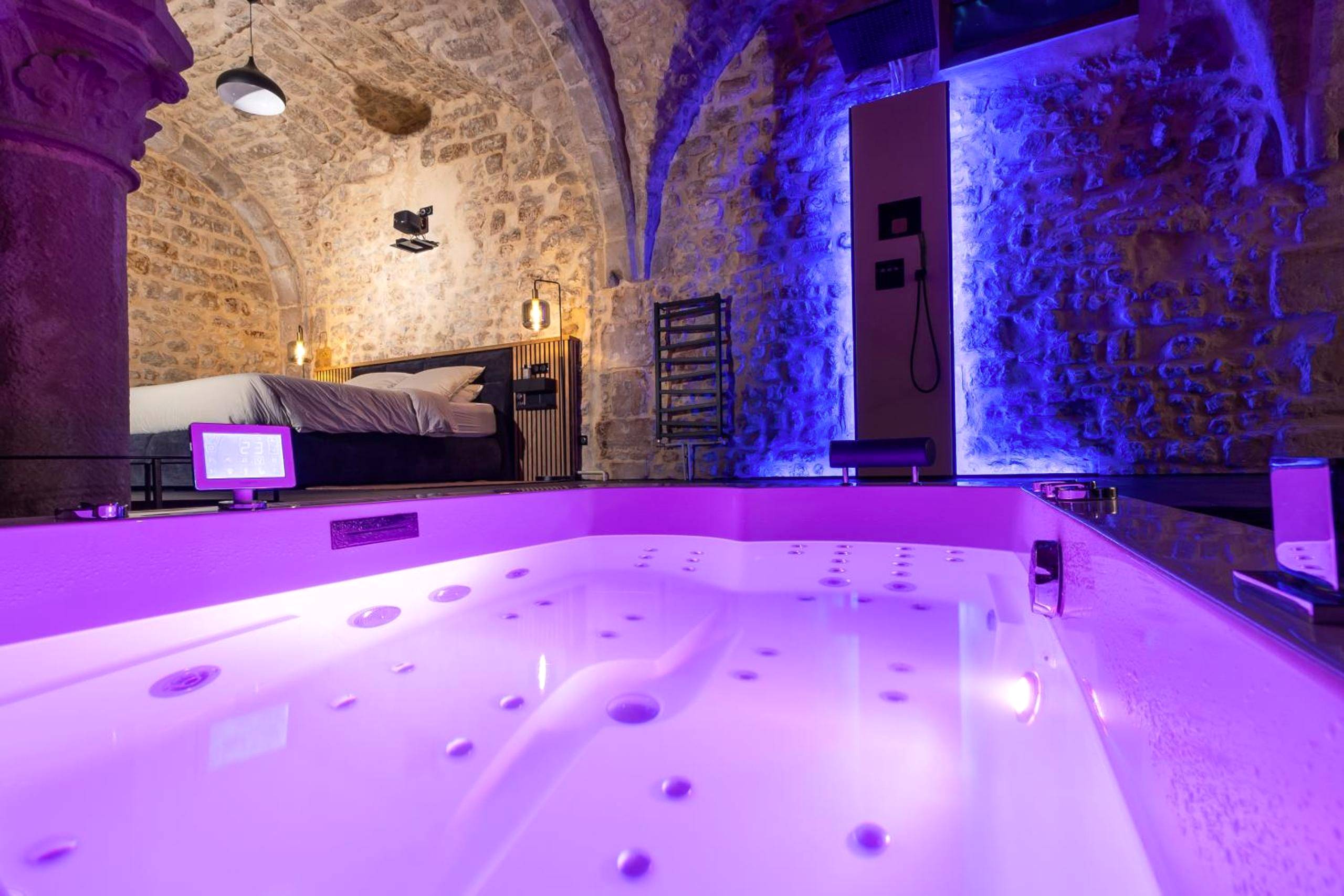Jacuzzi privatif avec éclairage rose et bleu - Cave privatif by XELA