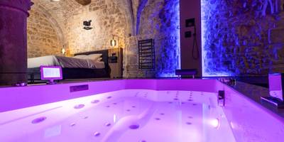 Jacuzzi privatif avec éclairage rose et bleu - Cave privatif by XELA