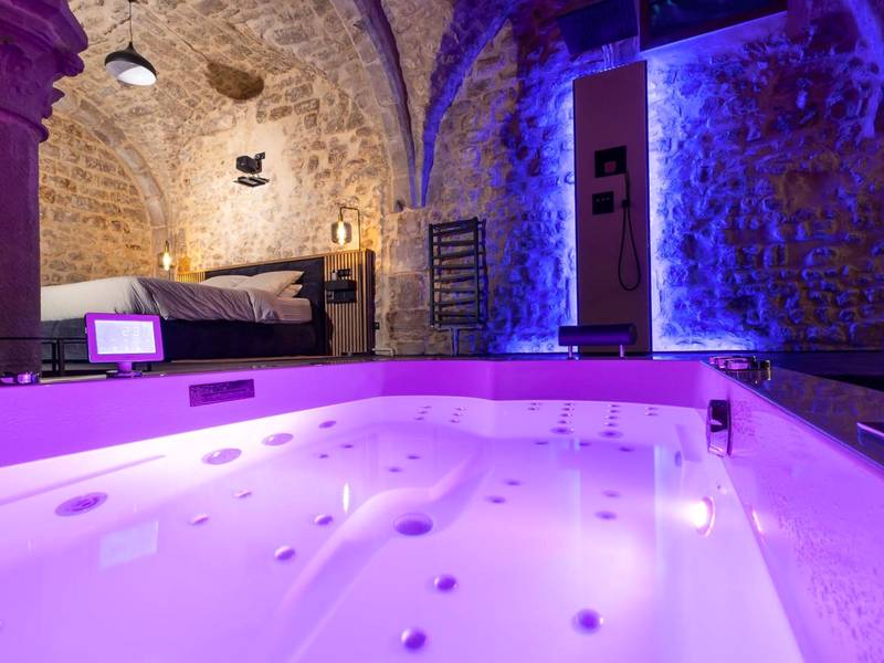 Jacuzzi privatif avec éclairage rose et bleu - Cave privatif by XELA