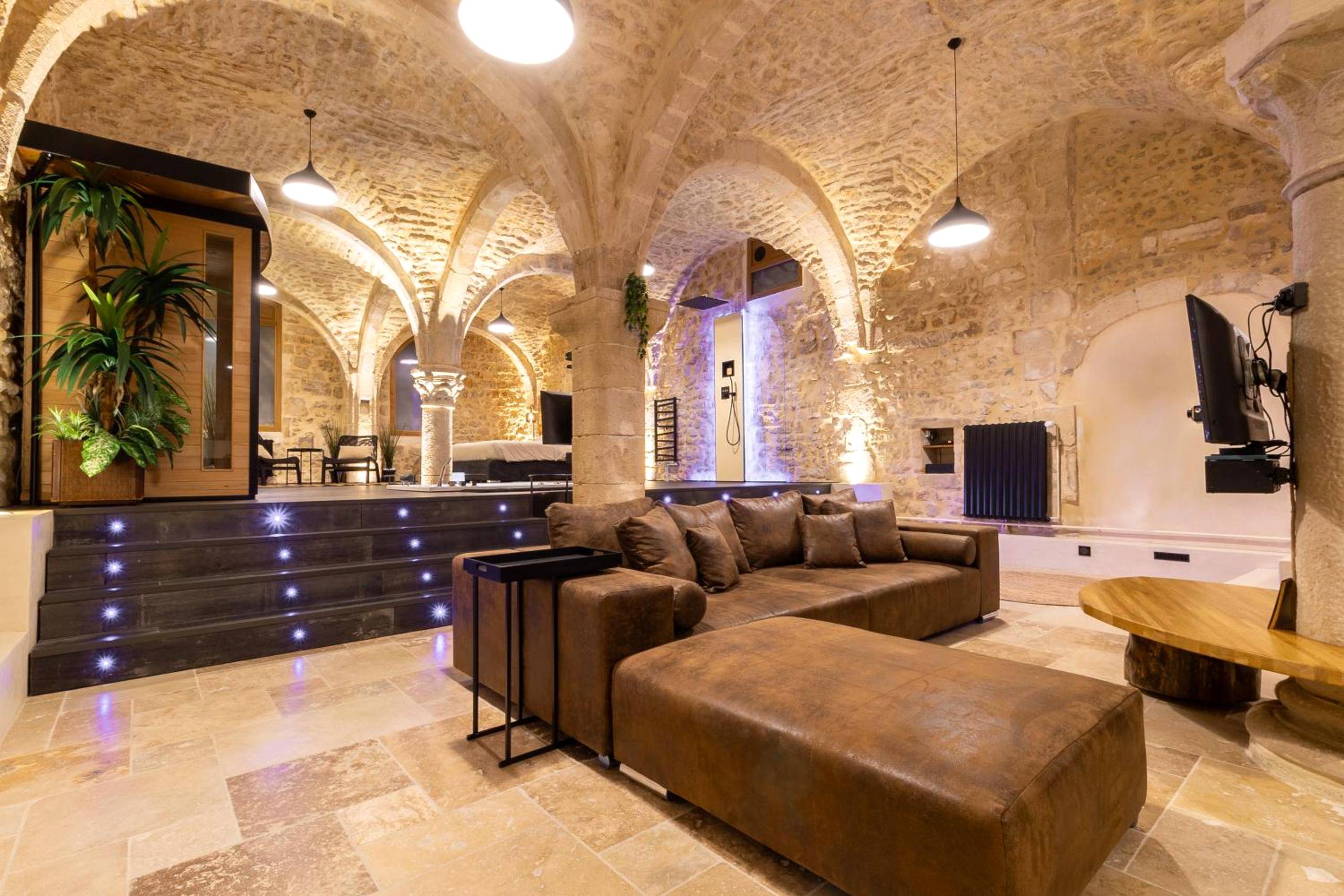 Salon avec canapé d'angle et sauna en bois - Cave privatif by XELA