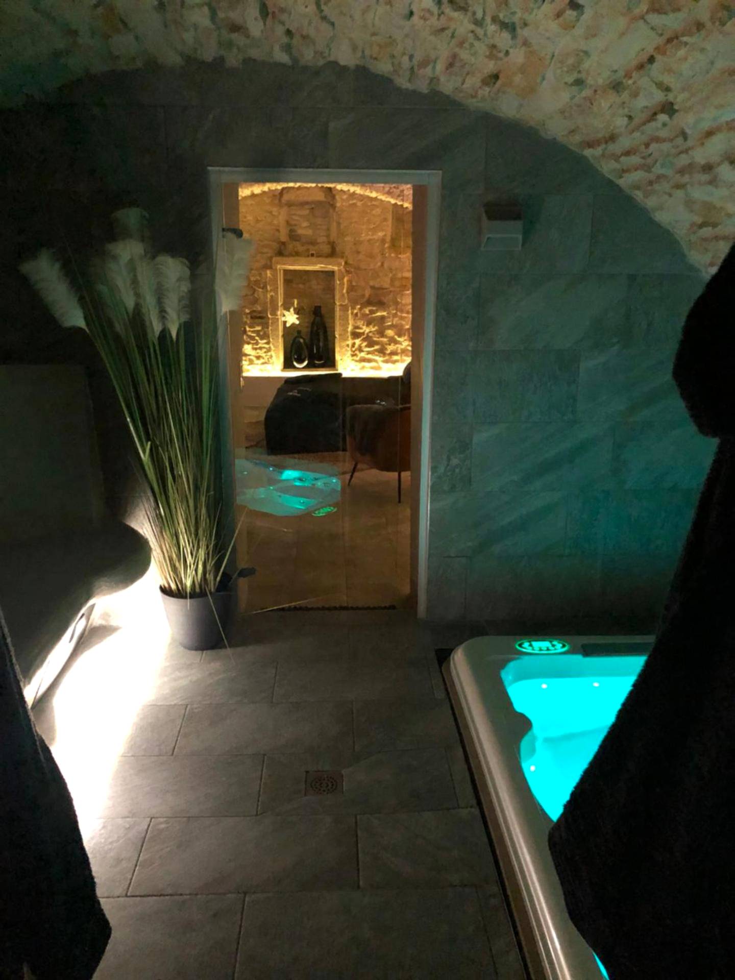 Jacuzzi privatif sous voûte en pierre - Love Room Nancy - jaccuzi & spa des caves Stanislas