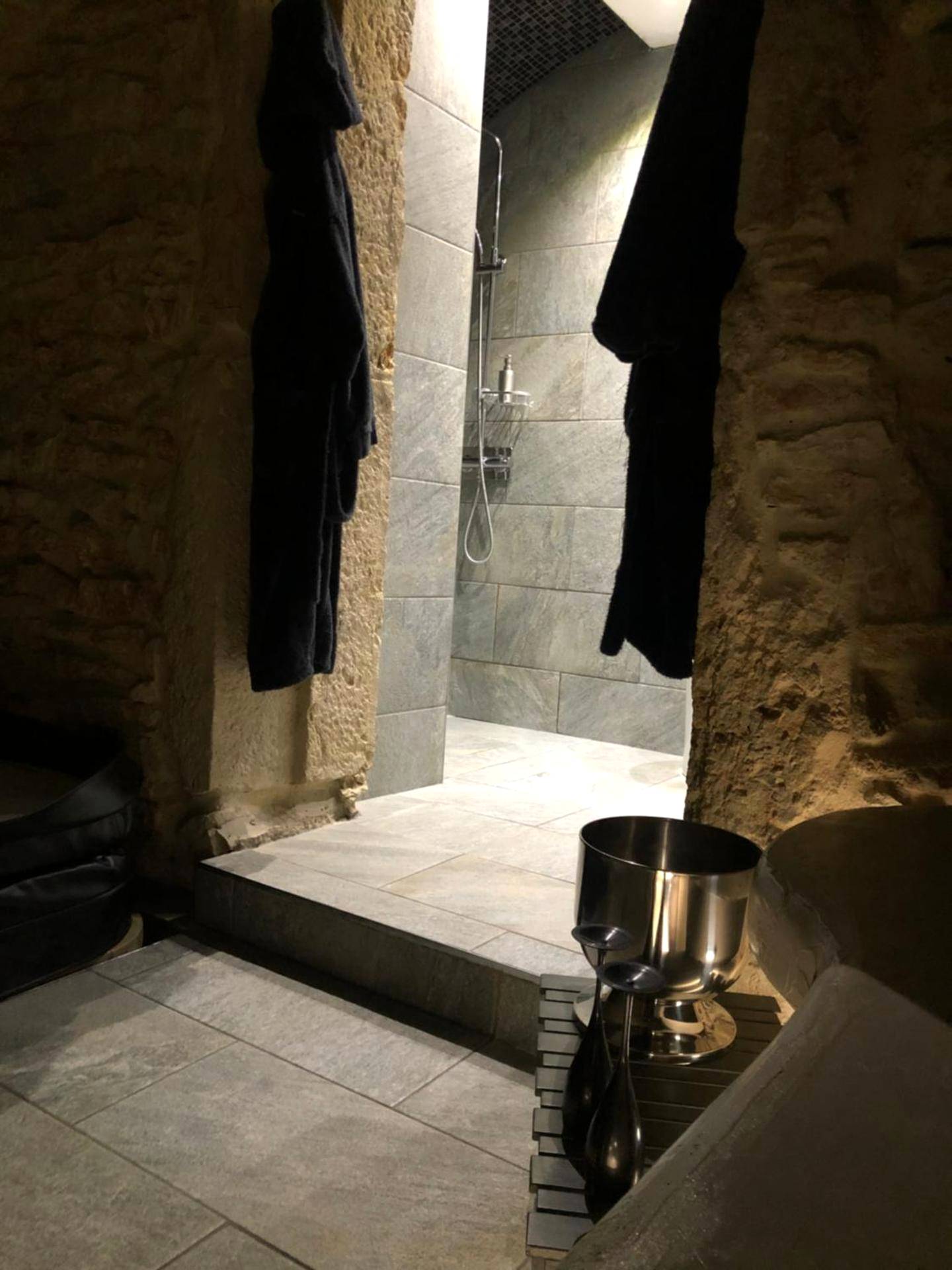 Douche à l'italienne et peignoirs noirs - jaccuzi & spa des caves Stanislas