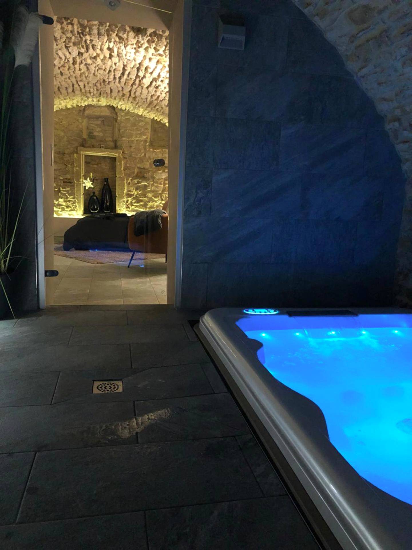 Bain à remous avec éclairage LED bleu - jaccuzi & spa des caves Stanislas