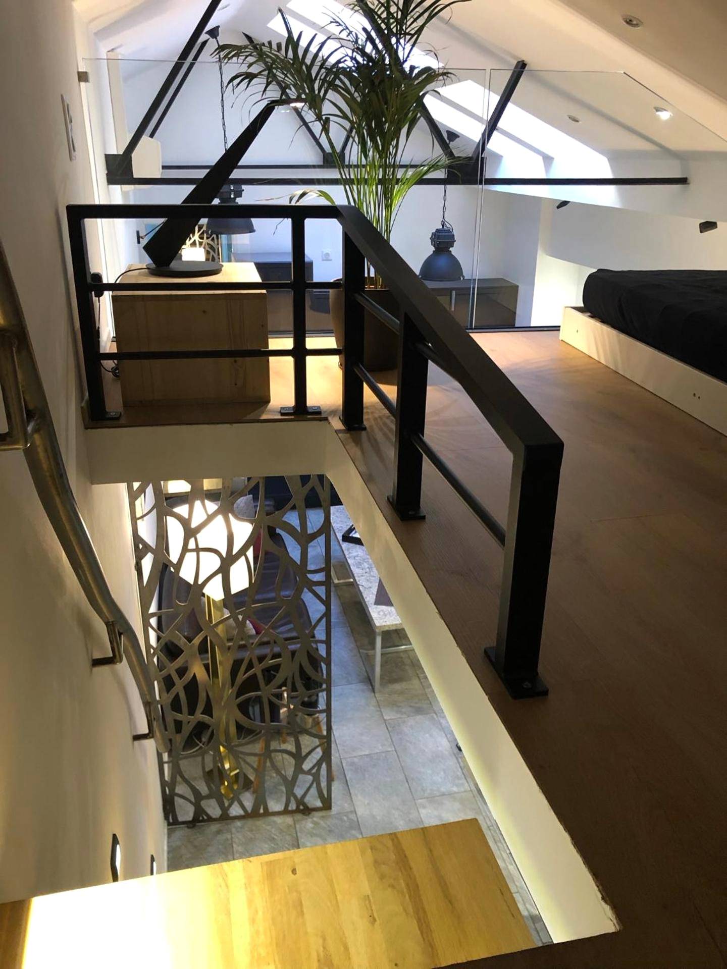 Escalier moderne vers mezzanine avec lit - jaccuzi & spa des caves Stanislas