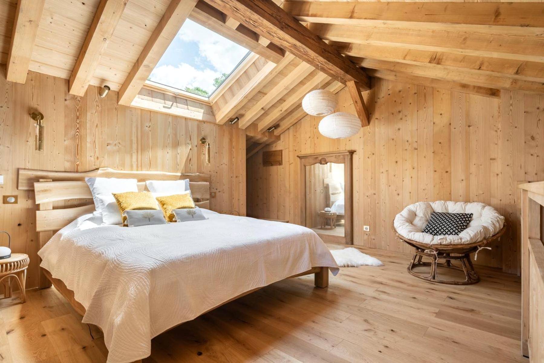 Chambre sous combles avec lit king size - Love Room Saint - Maximin - Le Cellier & Spa