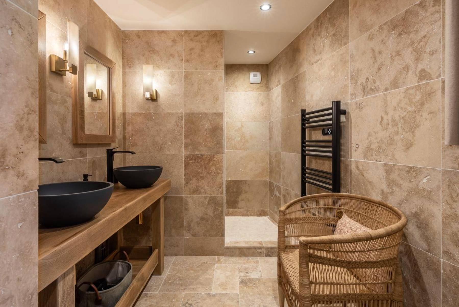 Salle de bain avec double vasque noire - Le Cellier & Spa