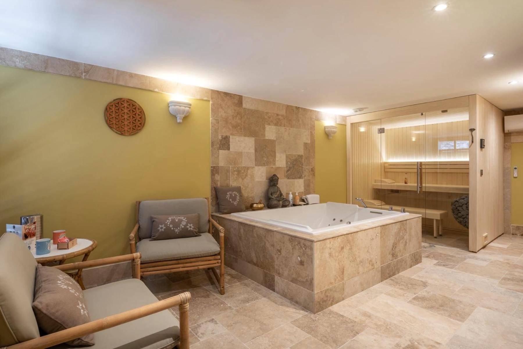Jacuzzi privatif et fauteuils de relaxation - Le Cellier & Spa