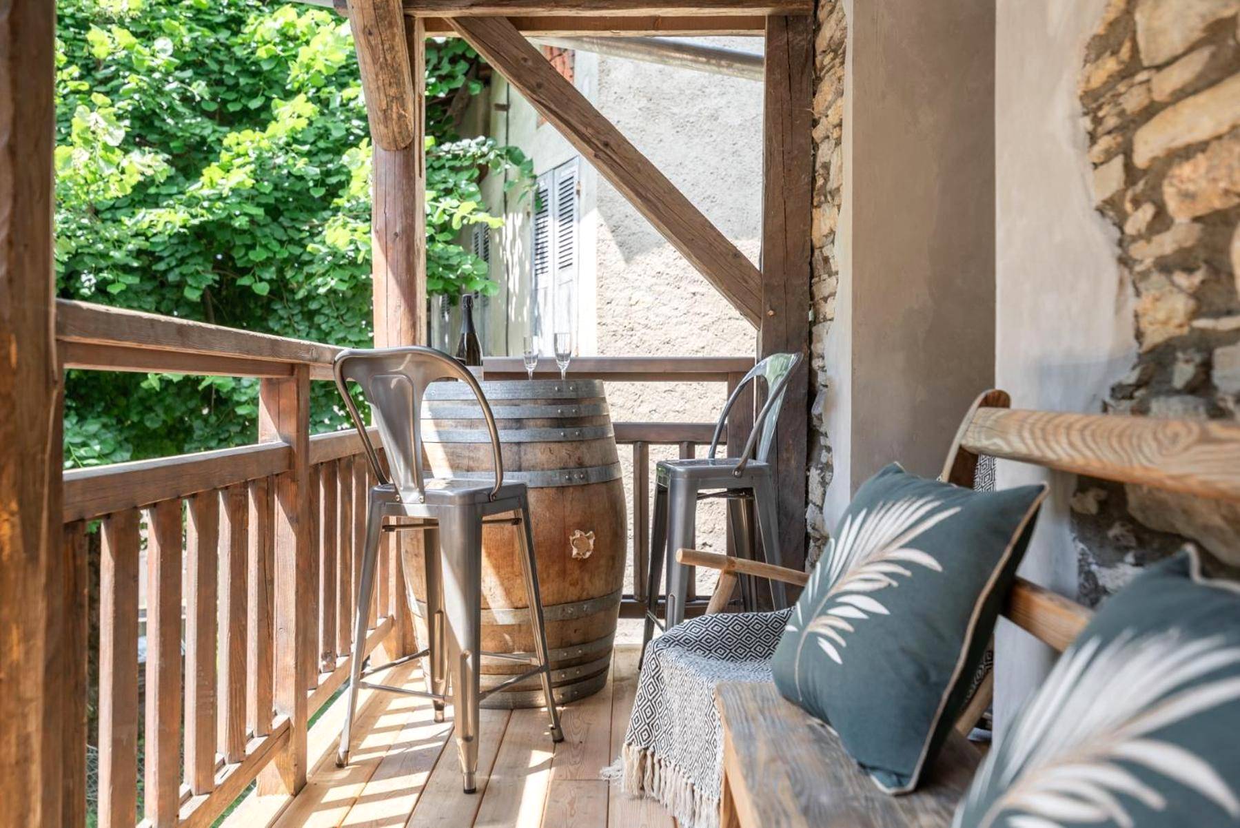 Balcon avec table tonneau et tabourets hauts - Le Cellier & Spa
