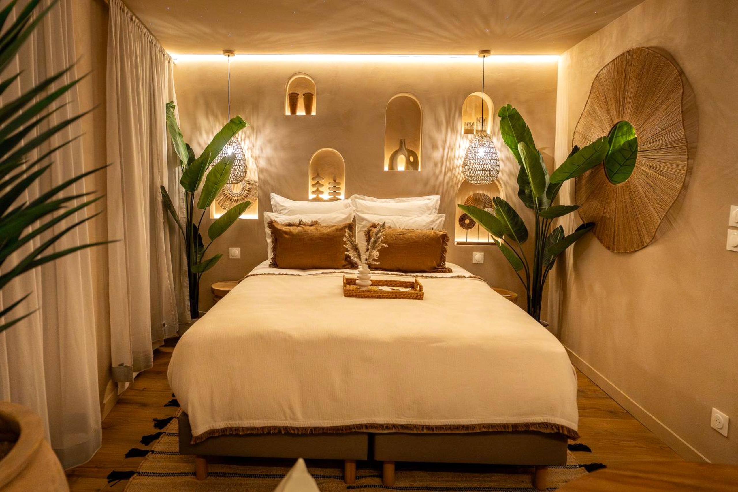 Chambre bohème avec plantes et niches éclairées - Love Room Le Havre - Cenote Suite - Expérience sensorielle
