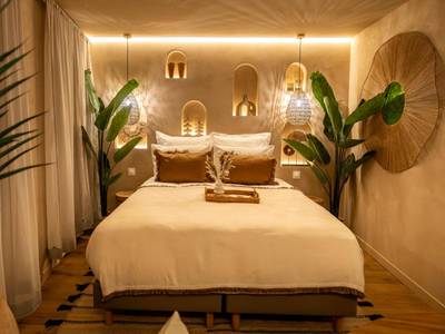 Chambre bohème avec plantes et niches éclairées - Love Room Le Havre - Cenote Suite - Expérience sensorielle