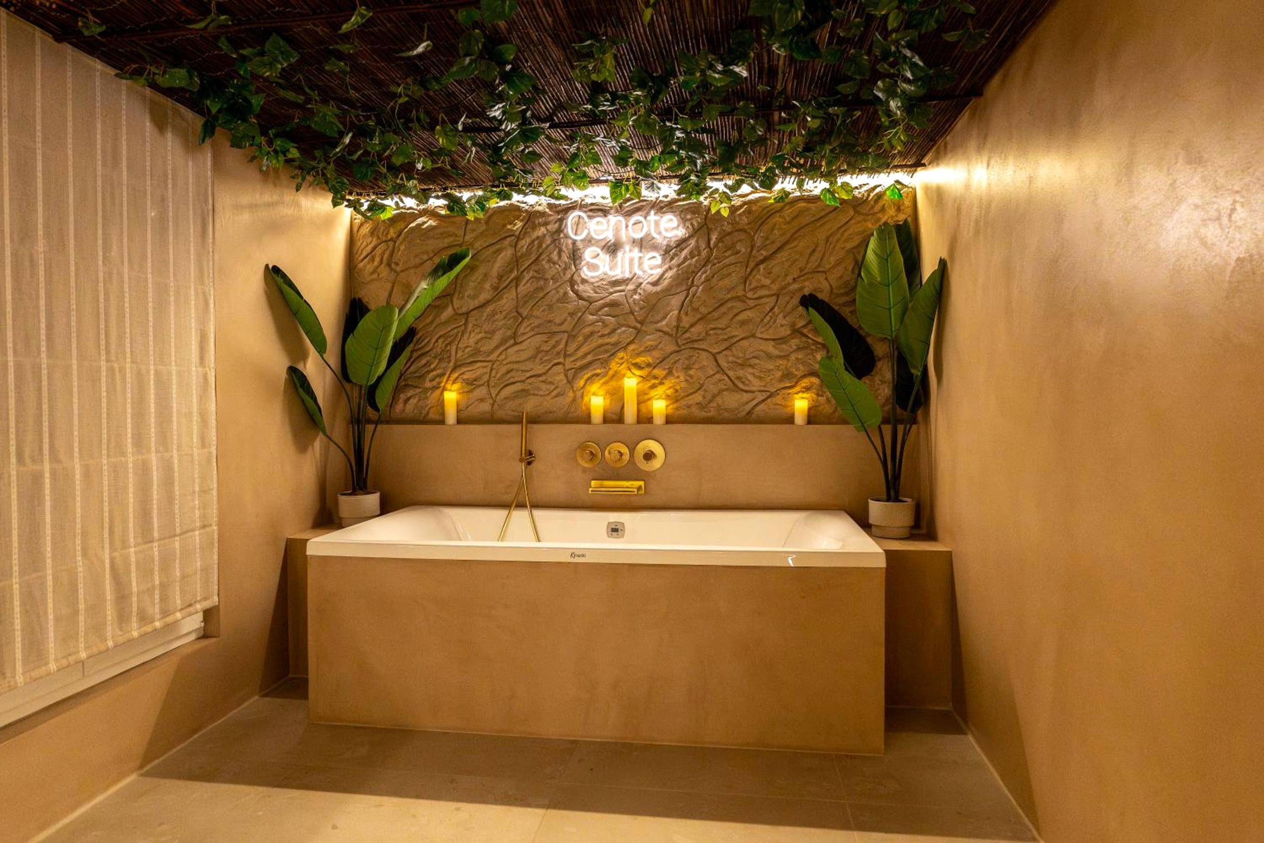 Baignoire balnéo sous un plafond végétalisé - Cenote Suite - Expérience sensorielle