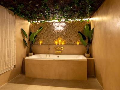 Baignoire balnéo sous un plafond végétalisé - Cenote Suite - Expérience sensorielle