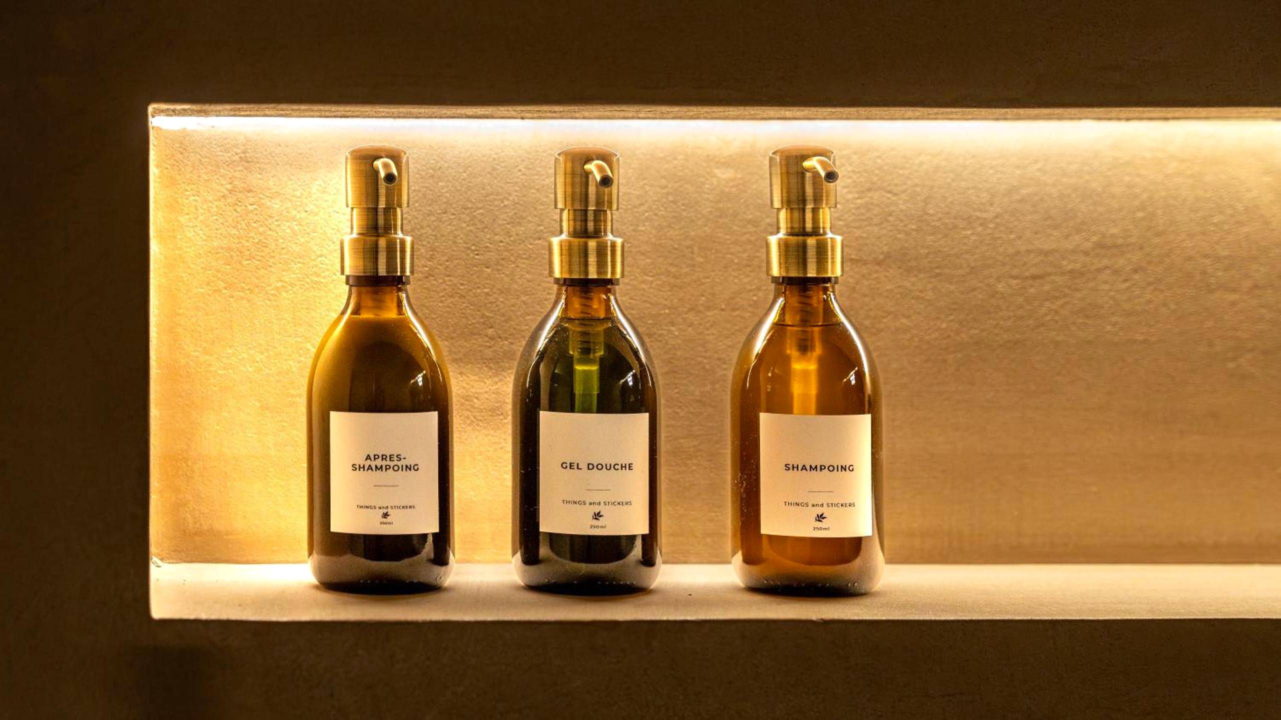 Flacons de produits de soin dans une niche - Cenote Suite - Expérience sensorielle