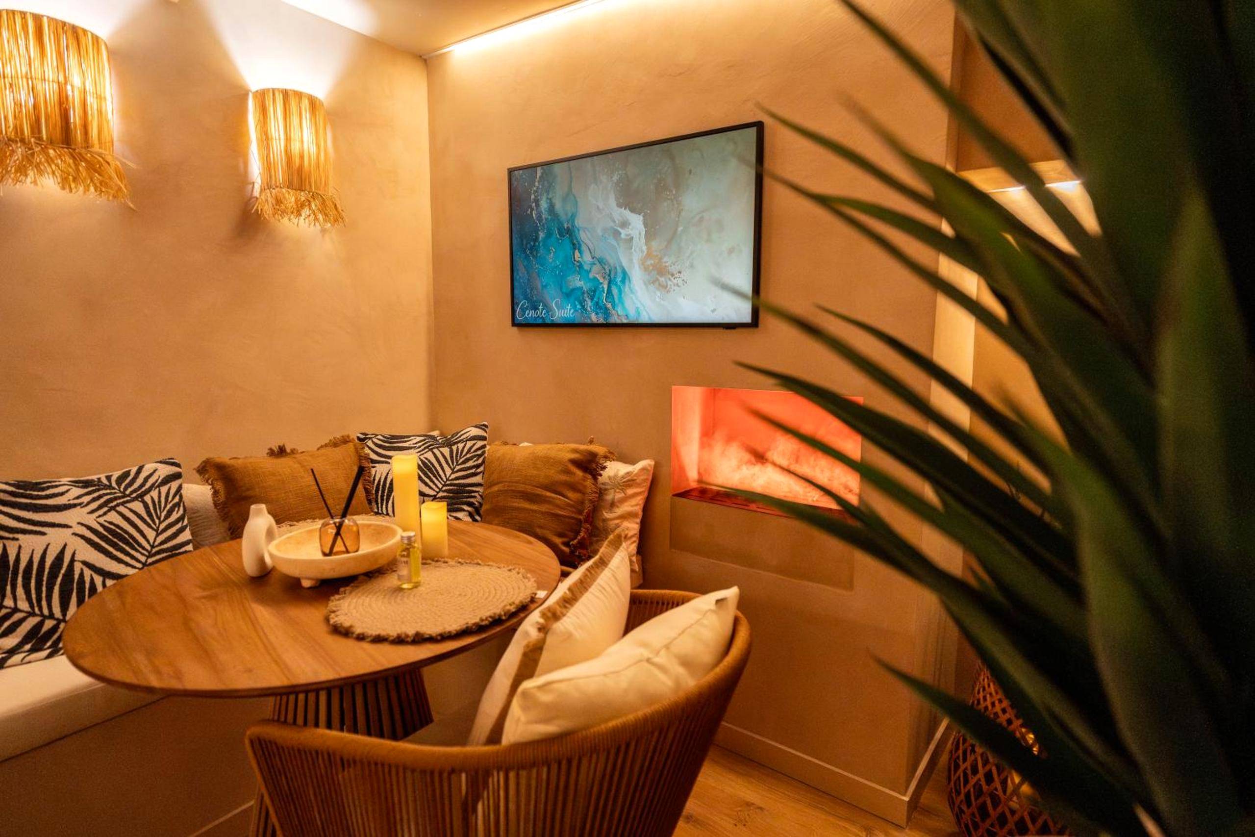 Coin repas chaleureux avec cheminée décorative - Cenote Suite - Expérience sensorielle